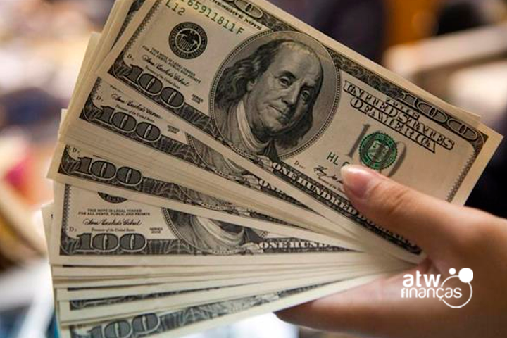 Não use cartão no exterior: compre dólar e economize